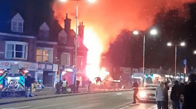 Fuerte explosión desata incendio y pánico en una ciudad de Inglaterra