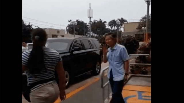 Alberto Fujimori sale caminando de la clínica en Pueblo Libre