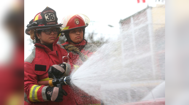 Saludan a las mujeres bombero en el Día Internacional de la Mujer