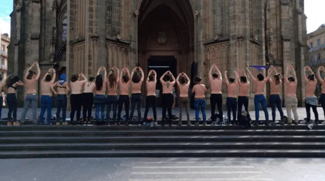 Mujeres se desnudan frente a una Catedral en protesta contra sacerdote que las llamó demonios