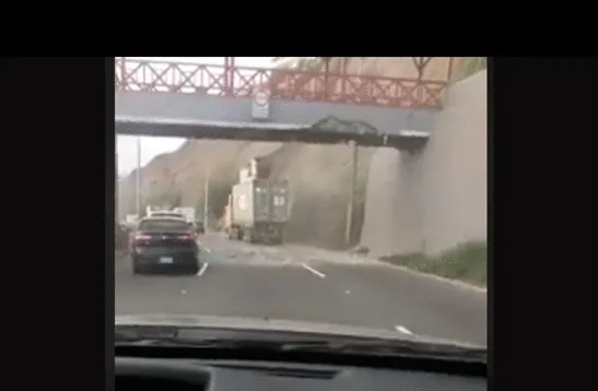 Indignación por camión que daño puente peatonal