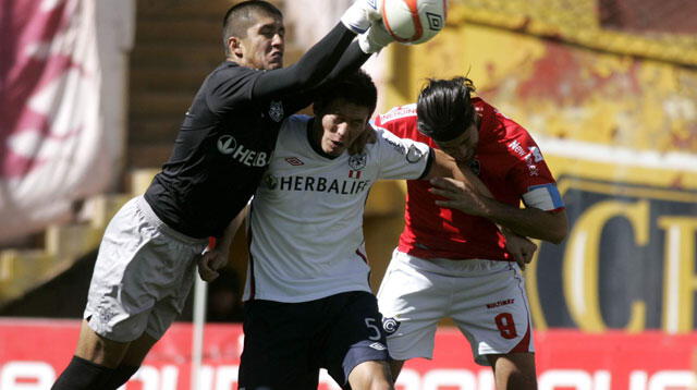 Sergio Ibarra hoy técnico de Cienciano ya lo enfrentó a 'santos' como jugador. FOTO: Julio 