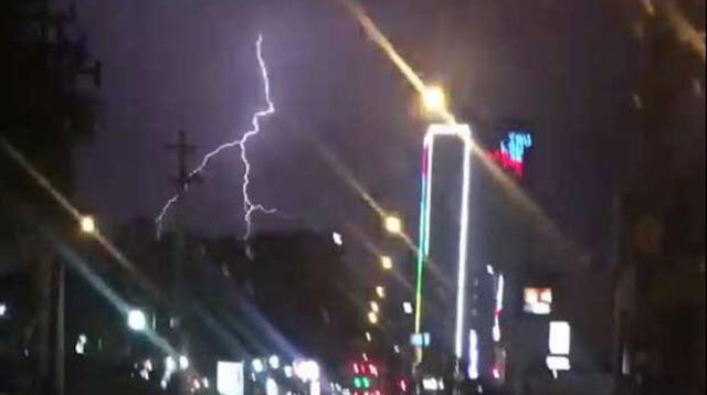 Un video registró el preciso momento de la caída de un relámpago, trueno y lluvia en Lima