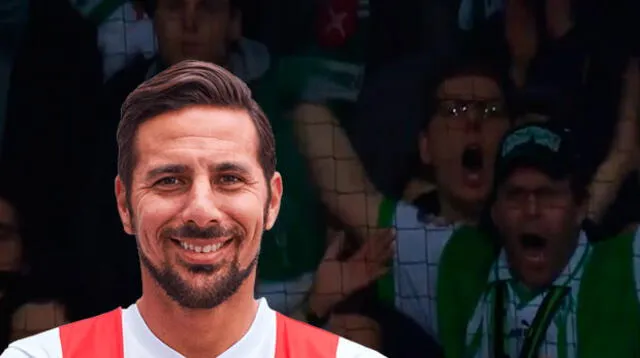  Mira la gran ovación de los aficionados del Werder Bremen por Claudio Pizarro