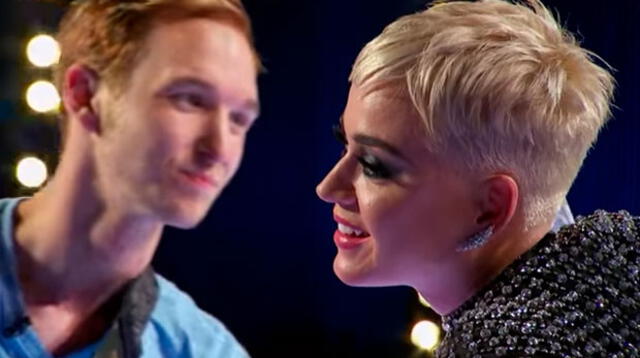 Katy Perry desata polémica por robarle un beso a un joven que nunca tuvo pareja