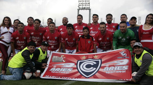 El equipo del Cienciano en todo su esplendor. FOTO: Melissa Valdivia