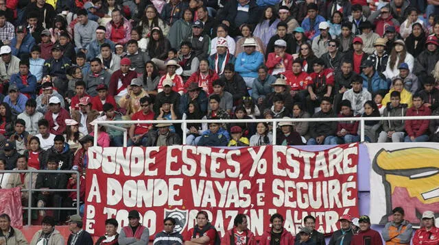 La fiel hinchada del Cienciano apoyando a pesar de las inclemencias del clima. FOTO: Melissa Valdivia