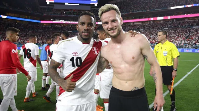 Rakitic se reecontró con Farfán