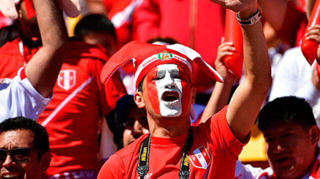 Hinchada blanquirroja recibió como celebridades a los jugadores de la selección peruana 
