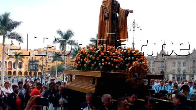 Feligreses en la Plaza Mayor de Lima a punto de misa en la Catedral