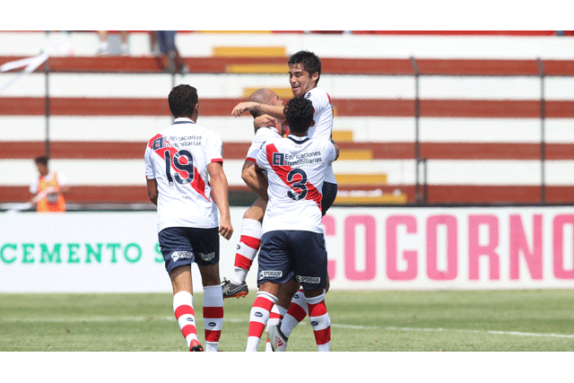 Zela carga a Cuba por el gol marcado. El 'Gato' hizo dos goles en la victoria del Municipal ante Real