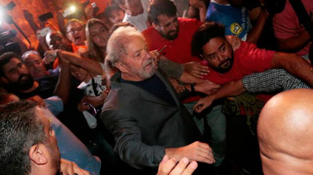 El ex mandatario brasileño Lula da Silva se entregó a la justicia 