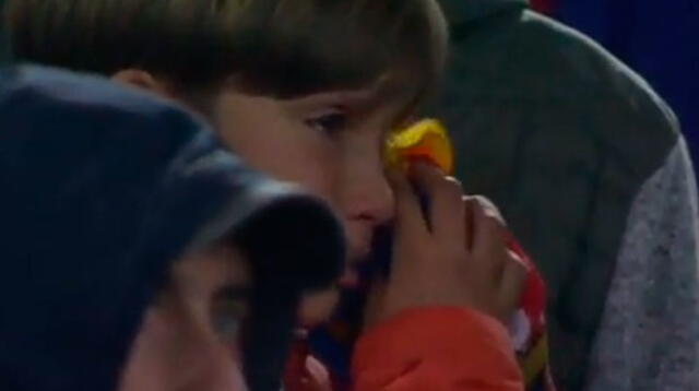 niño llora desconsoladamente por eliminación del Barcelona en la Champions League