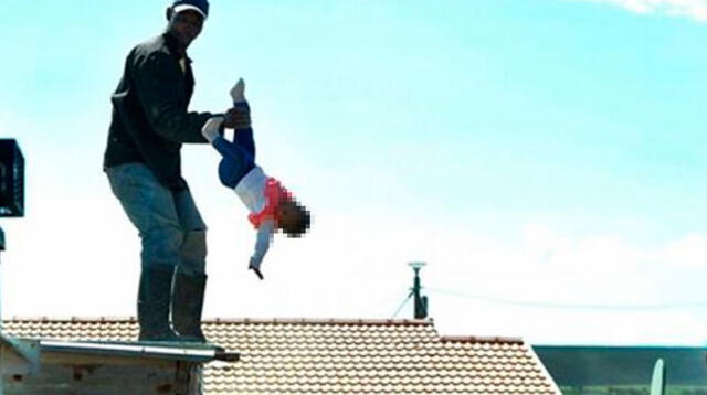 hombre lanza a su hijo del techo de su casa en símbolo de protesta