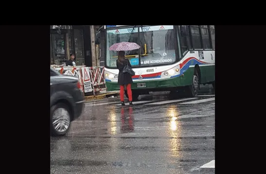 Singular protesta de mujer contra una unidad de transporte público