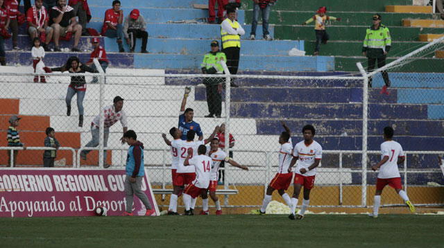 Los jugadores del Grau felicitacion al portero Ulloa tras el gol del empate FOTO: Melissa Valdivia