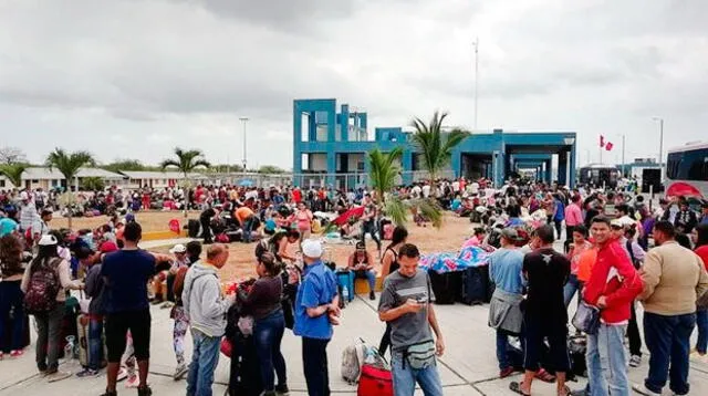 Venezolanos hacen largas colas con el objetivo de ingresar a nuestro país a través de la frontera con Ecuador.