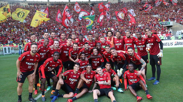 Paolo posa junto a sus compañeros en el Maracaná