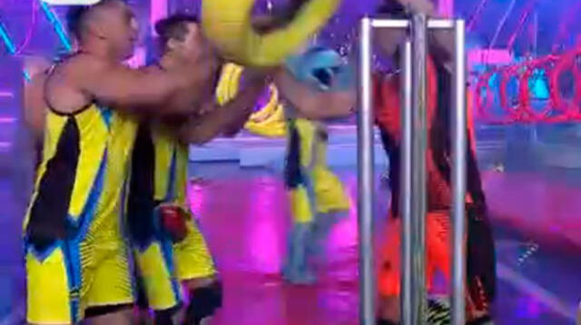 Ignacio Baladan golpea a sus compañeros tras ser hostigado en plena competencia