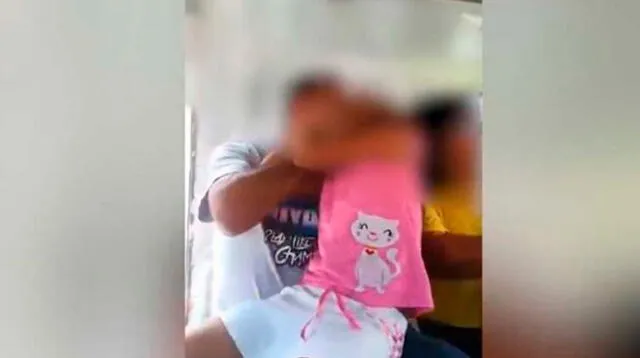 Hombre es captado manoseando a una niña en un bus de transporte público