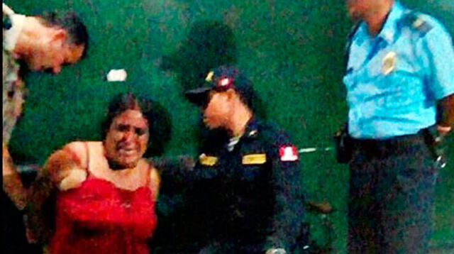 Mujer fue detenida y entregada a la Policía.