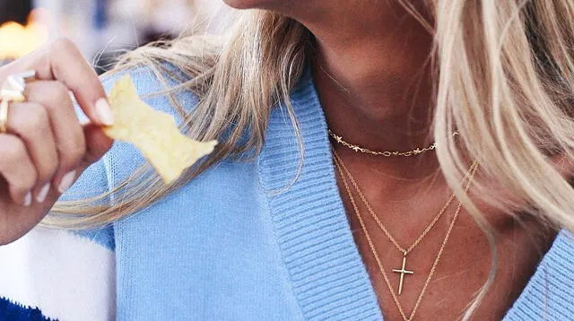 Los accesorios como collares dorados están de moda