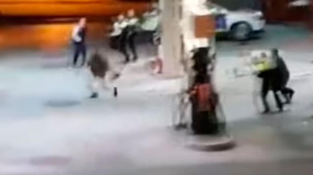 Hombre se enfrenta con motosierra y un machete a 9 policías 