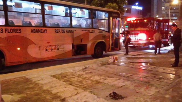 Incendio en un bus de transporte público en Miraflores. | Foto: El Comercio