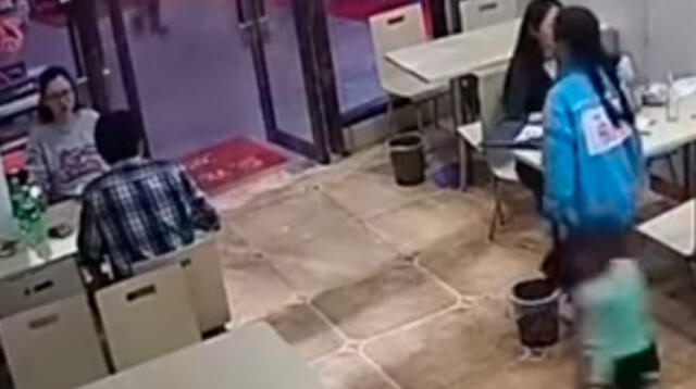 Video de mujer embarazada que hace tropezar a niño 