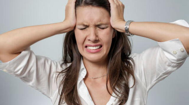 El fuerte dolor de cabeza se da como una especie de latidos y aumenta con el movimiento