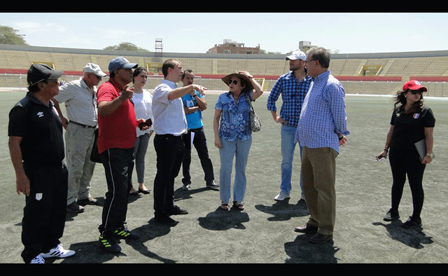 Mario Maggi y su comitiva visitando el Miguel Grau de Piura