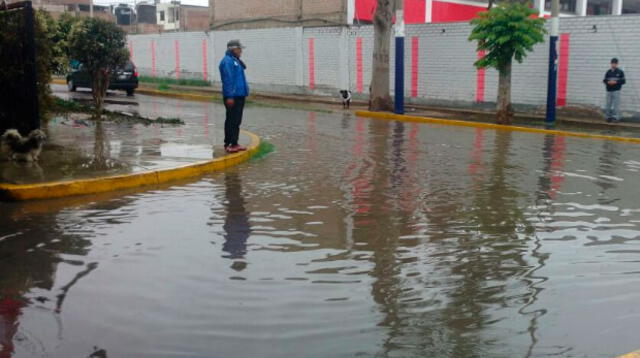 Aniego por rotura de tubería en Surco