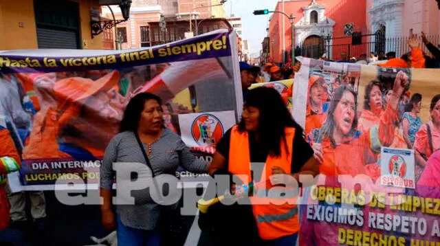Obreras de limpieza protestan en el Día del Trabajo por sus puestos