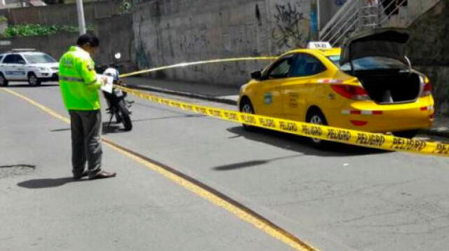 Mataron taxista a puñaladas pero cámara registró crimen dentro de auto en Ecuador