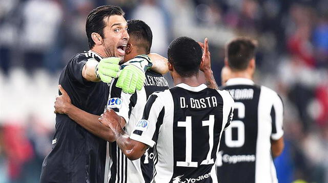 Buffon celebra con el brasileño Douglas Costa