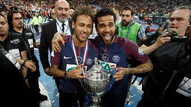 Dani Alves celebra con Neymar