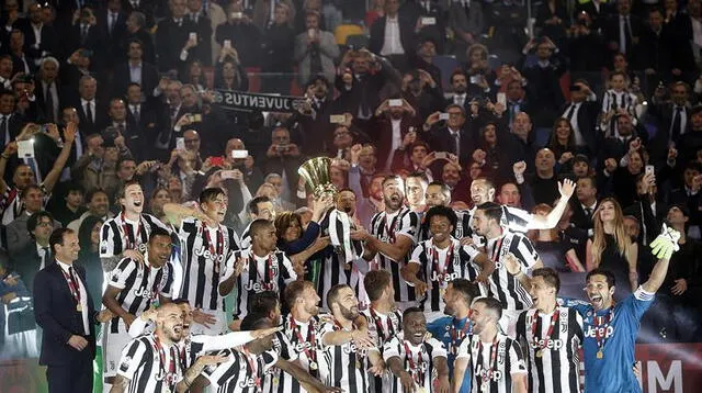 Los jugadores de la Juventus celebran su cuarto título consecutivo