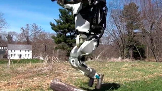 Inquietante robot humanoide que corre y salta