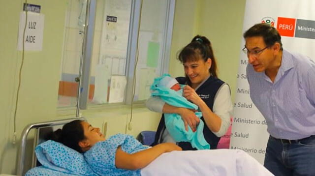 Martín Vizcarra visitó a las mamás de la Maternidad de Lima