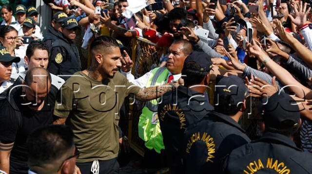Paolo Guerrero llegó a Perú acompañado de Thaísa Leal y su madre Doña Peta. Foto: Renato Pajuelo