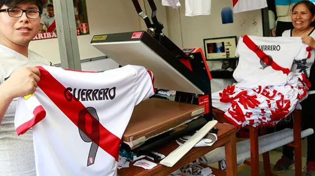 Hinchas siguen comprando camisetas de Paolo Guerrero en emporio de Gamarra