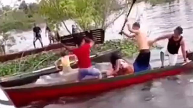 Hombres se pelean dentro de un bote y la escena es comparada con una película de 'piratas' 