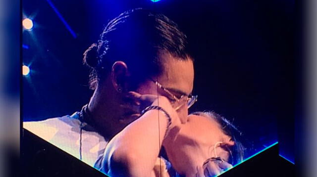 Maluma besa apasionadamente a su novia 