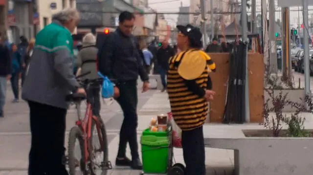 Mujer vende miel de abeja con gracioso disfraz
