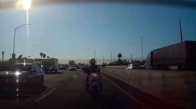 motociclista impacta contra auto y sale volando por los aires 