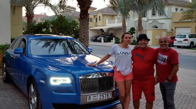 Diego Maradona con auto de lujo junto a su novia en Dubai