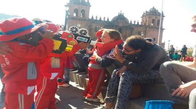 Niños reporteros preguntan sobre Paolo Guerrero a turistas en el Cusco