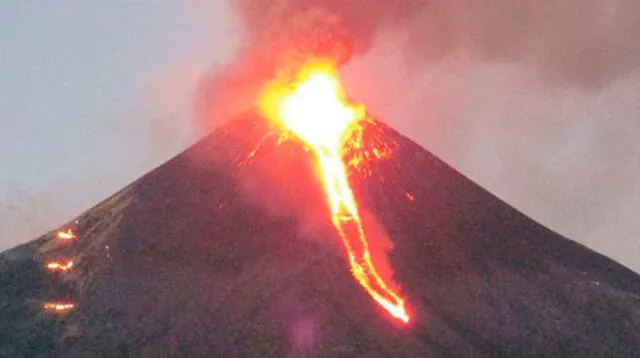 Sorprendente brote de lava del volcán Kilauea en Hawaii