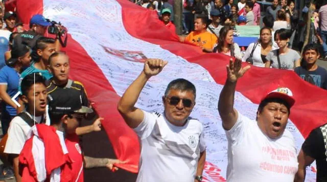 Bandera peruana en apoyo a Paolo Guerrero en Gamarra