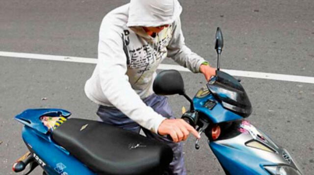 Mujer robando moto